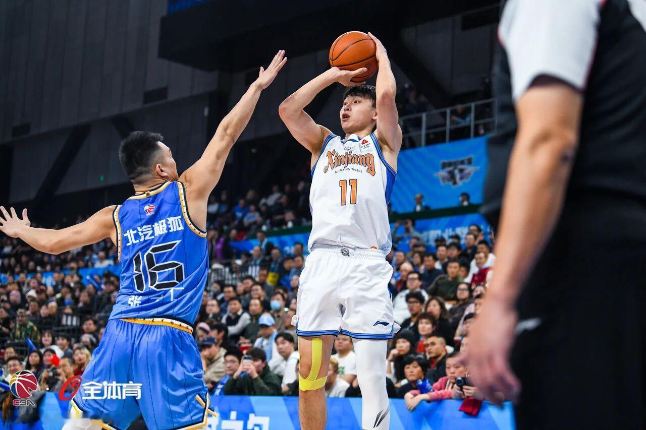 开季两场比赛，齐麟都是新疆男篮的本土第一火力点，对阵福建21+6、对阵北京16+