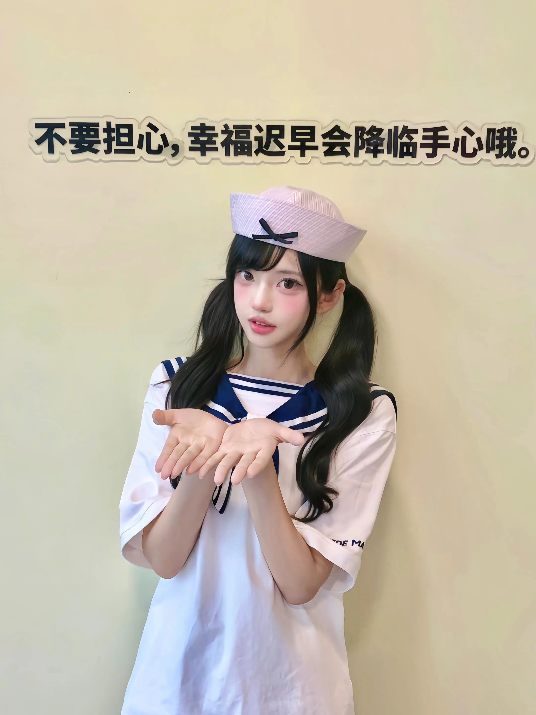 👩‍❤️‍👩和好闺闺出去玩就这样拍。本宝宝登场❗️图中有两只萌物...