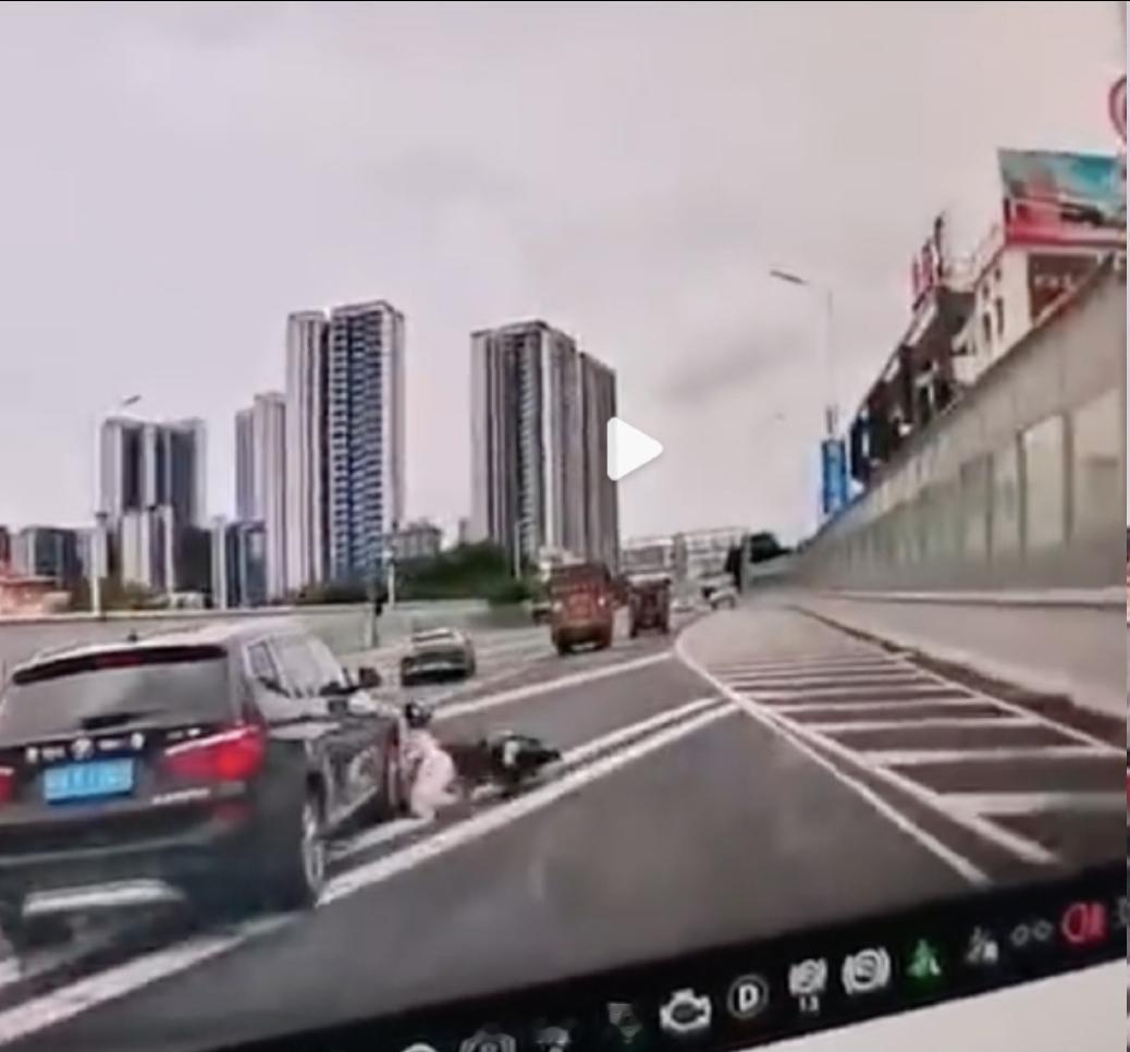 一家三口骑电车上高架侧翻孩子受伤揪心一家三口挤一辆电动车骑上高架，侧翻，孩子被后