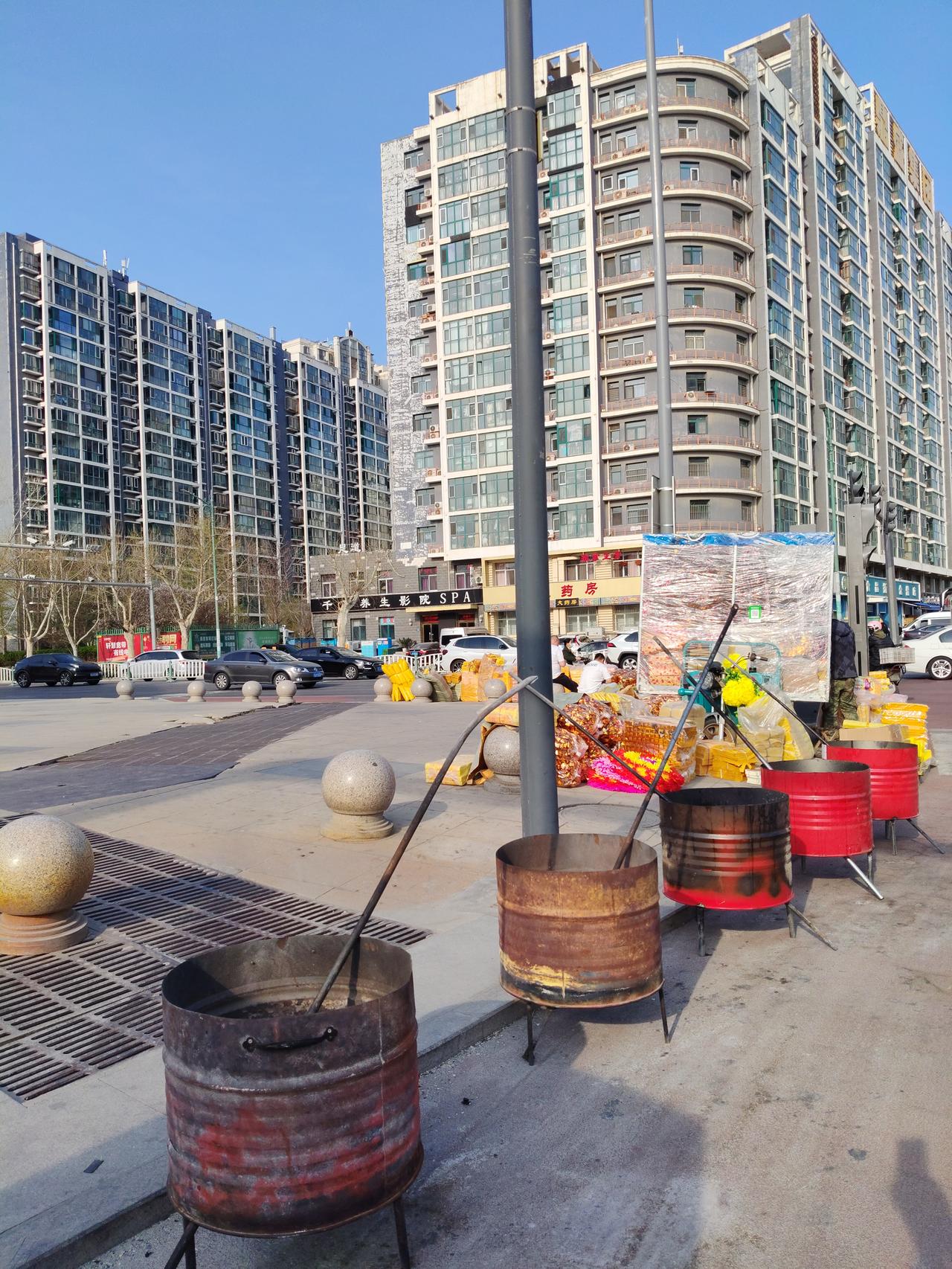 今天去潮白河慢跑，发现路边摆了好几个大铁桶。快到清明了，往年这路口两边全是烧纸的
