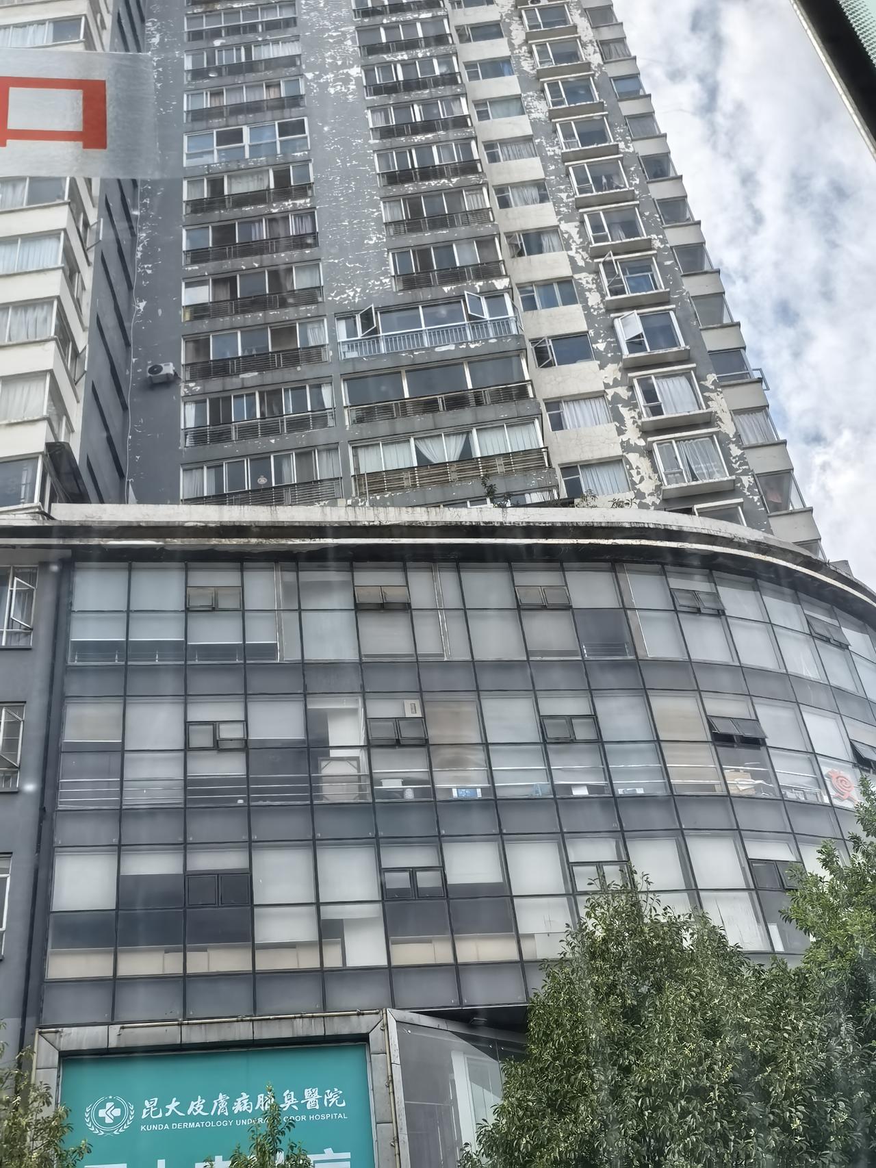 圆通路与青年路交叉口这里，这个叫樱花丽景公寓的大楼，外墙的装饰好多都脱落了，应该