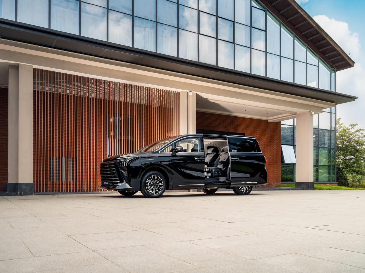 舒适无界，驾享不凡。风行星海 V9 兼顾家用与商务，大空间灵活多变，稳健操控搭配