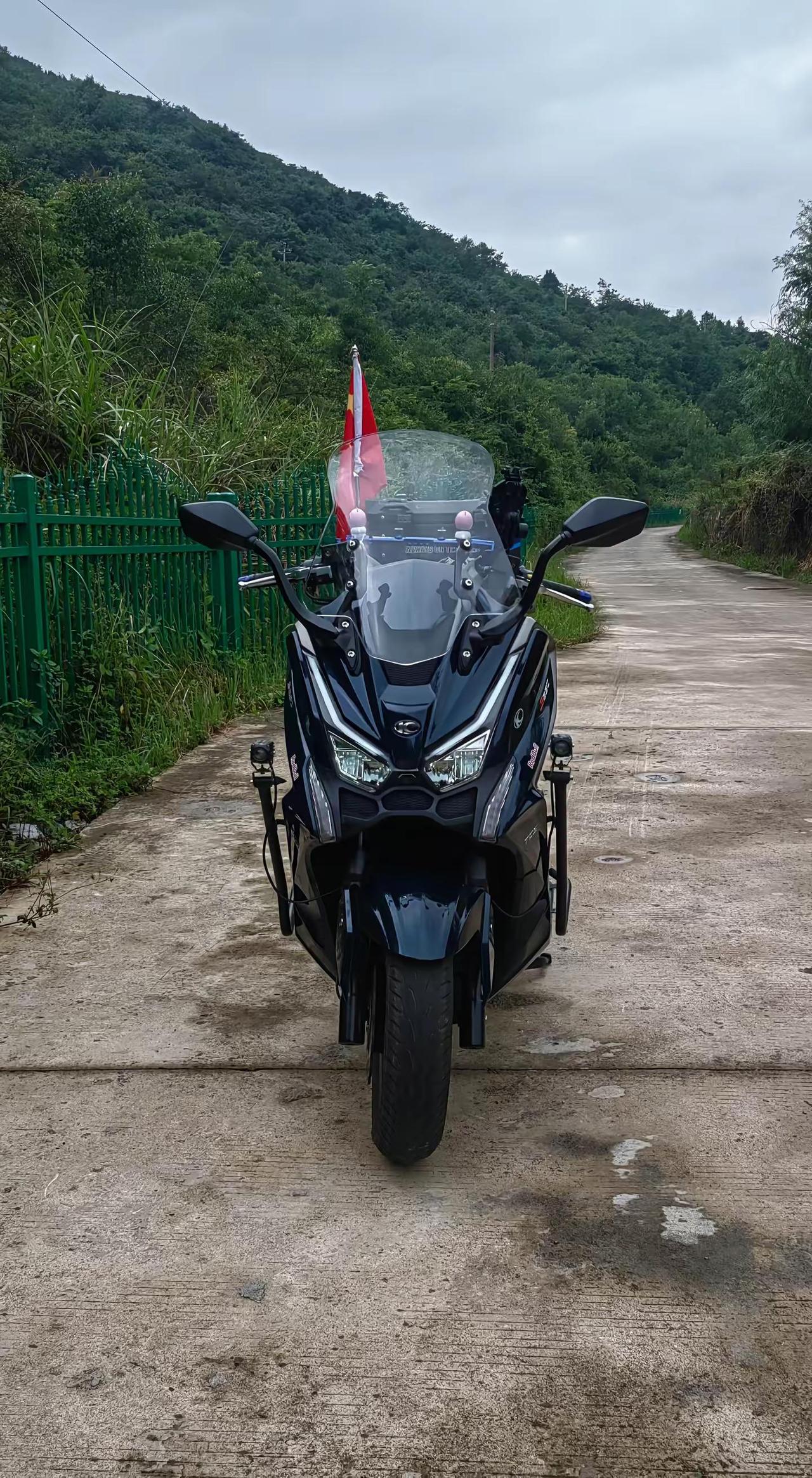 光阳S250,350，如果突然全车无电，只有钥匙灯亮，可能是主继电器出问题，23