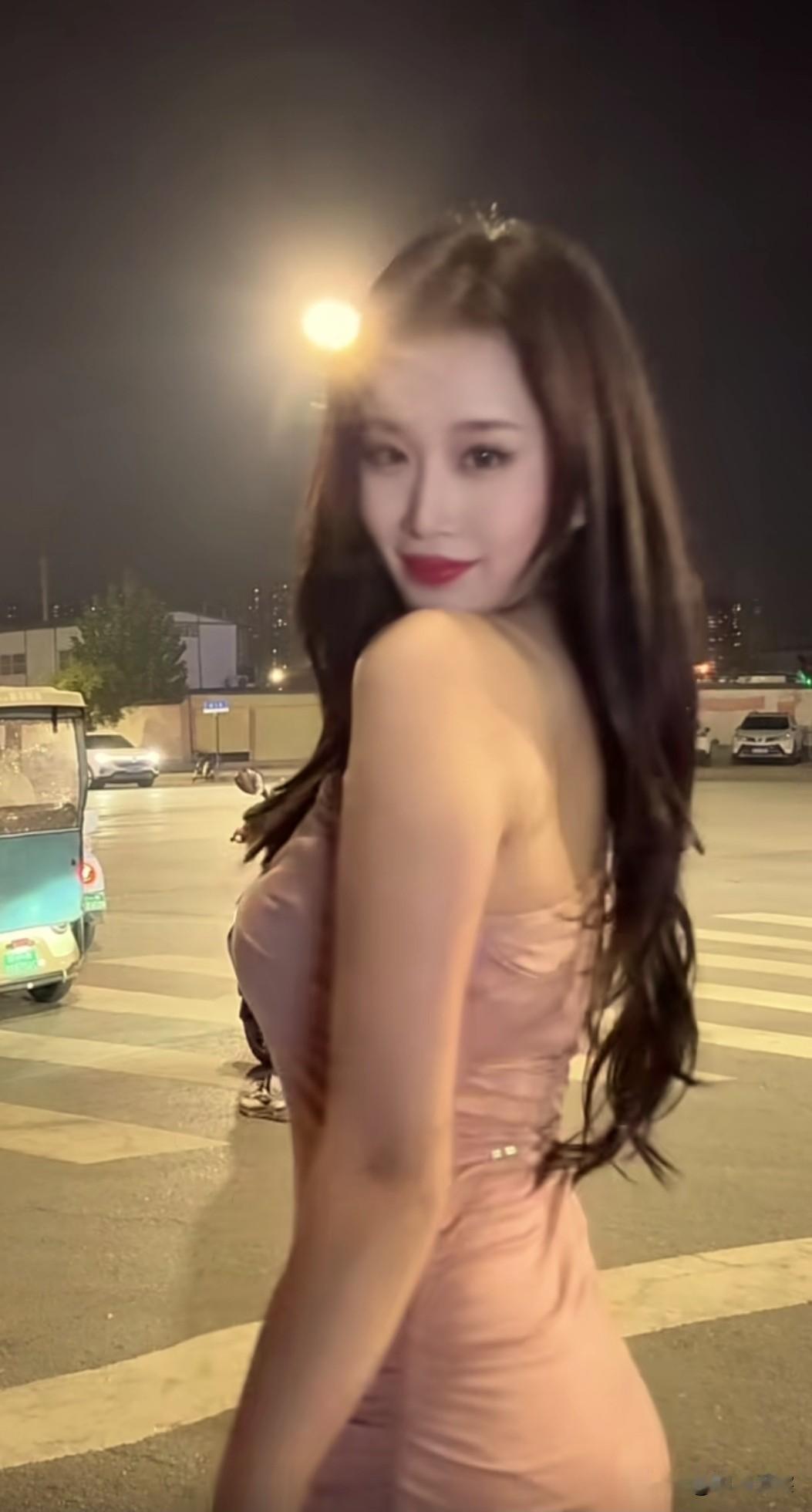 在你那里，深夜一个人，像我这样漂亮的单身女人，敢一个人在路上逛吗？谁是你心中的美