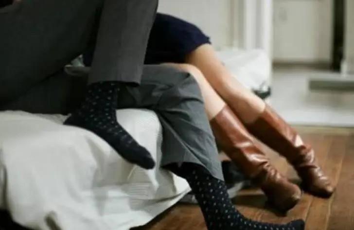 宁德一男子“吓唬前妻”，

拿把锈刀闯进门，

结果被判拘役4个月15天。

这