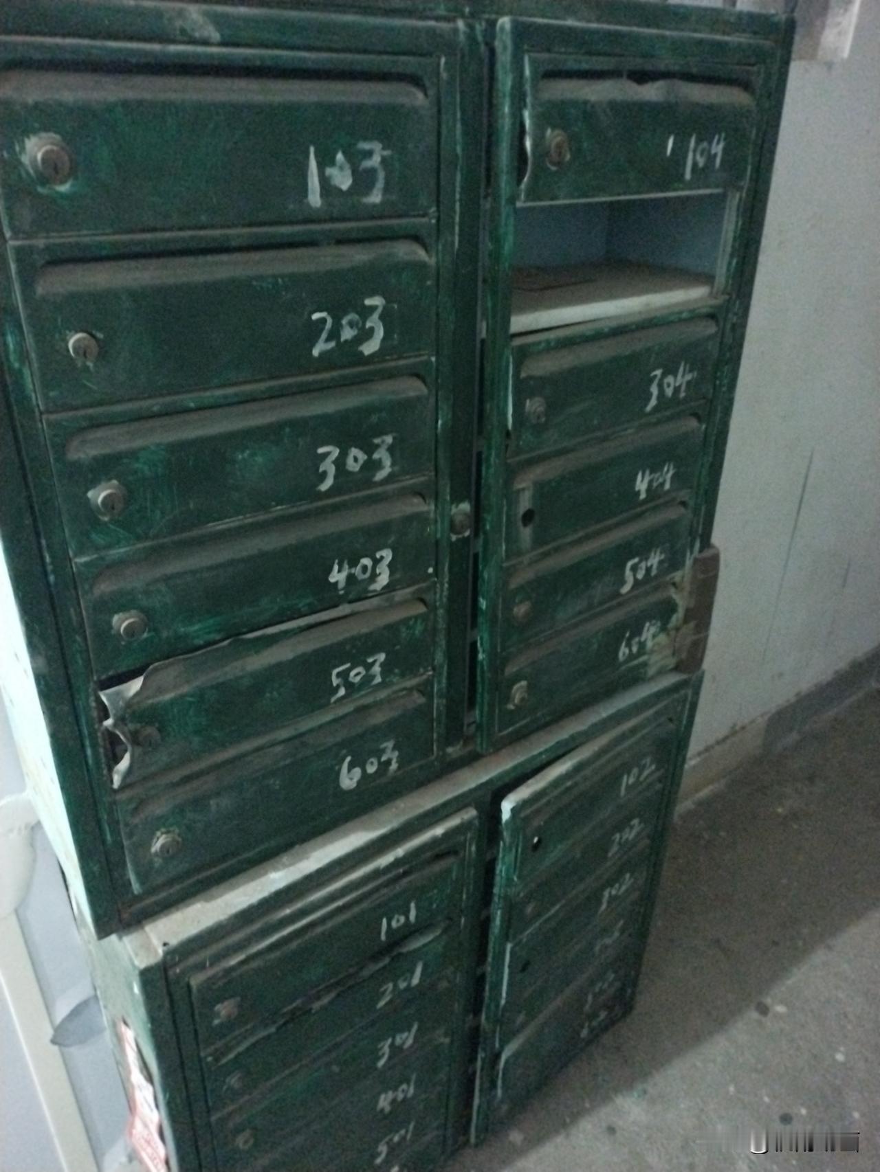 楼道里挂着很老的信箱。如果不是有曾上过漆 它看起来会更沧桑。
我本以为它早就成了