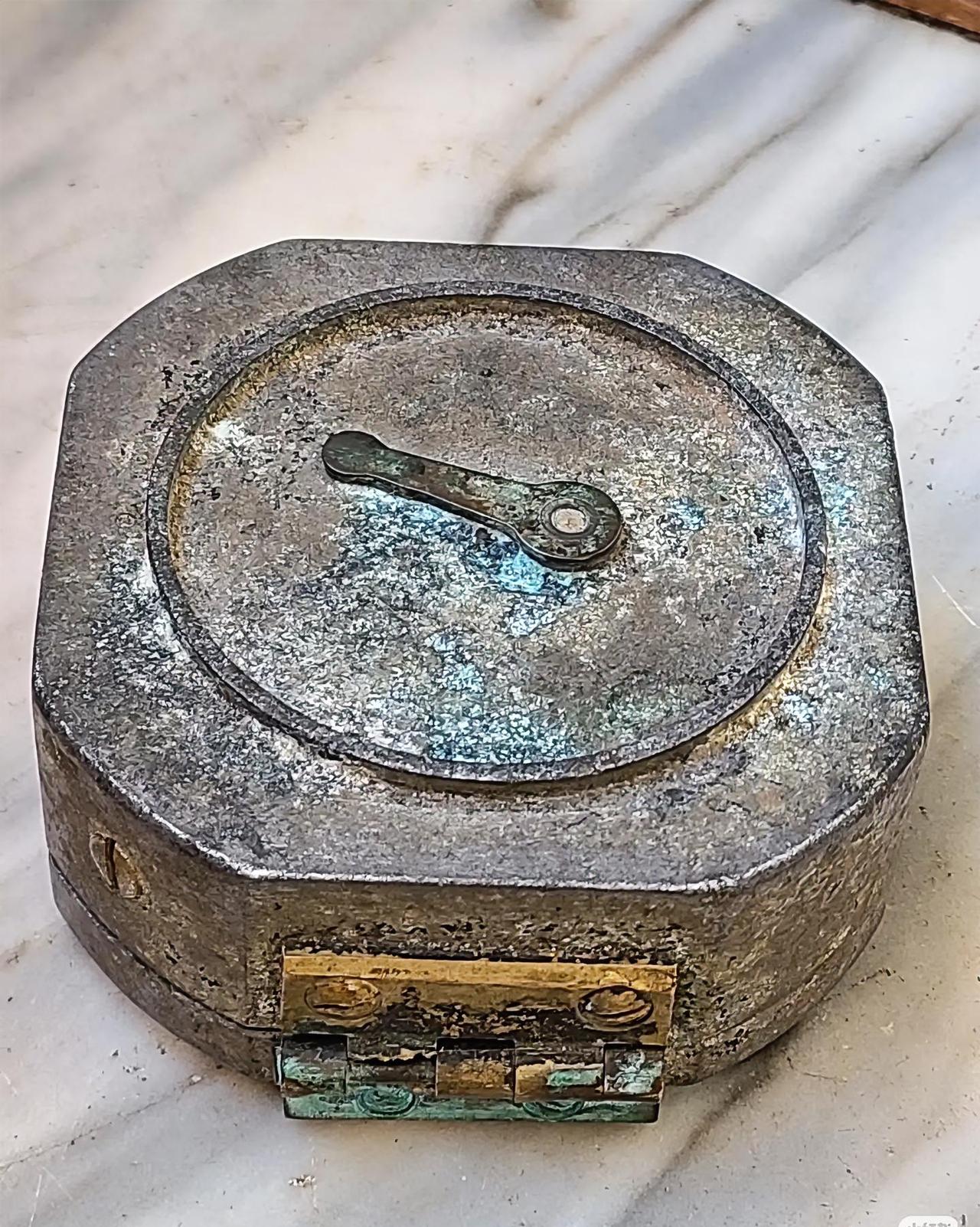 谁见过这玩意儿？我猜90后都不认识！
家人们谁懂啊！翻出个老物件，铁壳子带着小抽