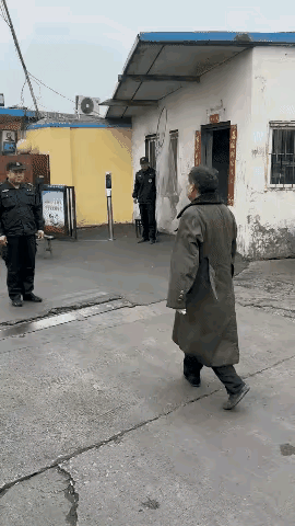 一段保安当场完成标准鲤鱼打挺的视频​在网络走​红，不少网友惊呼，看不出普通保安竟
