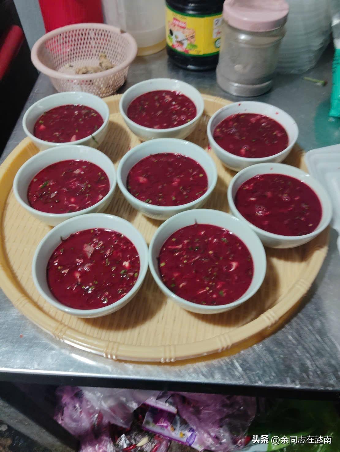 越南的特色美食：血冻，吃起来口感很嫩很脆，没有很重的血腥味，我第一次吃的时候，也