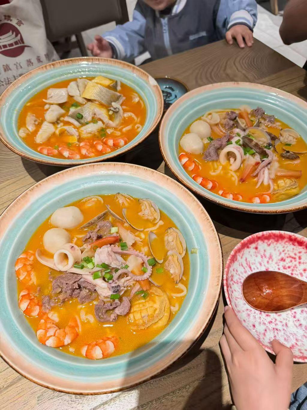三碗美味海鲜汤面，鲜辣诱人，快来尝鲜！🍜🍤