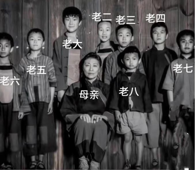 下图是杨荣显妻子和八个儿子的合影，照片中的八子参军后全部牺牲，也因此，杨荣显家被