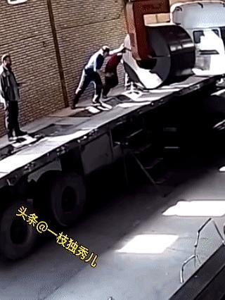 这也太离谱了吧？
红衣服直接开除真不是夸张，谁能想到有人为了挪个东西，非要吊到下