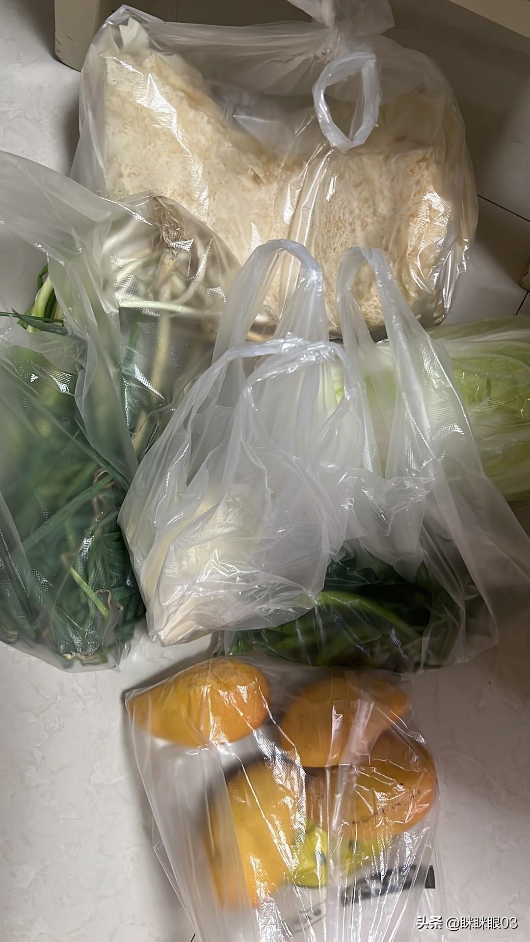 太扎心了，
现在这个社会环境，
我确实不知道怎么过了，
而且还有两个孩子，
就不
