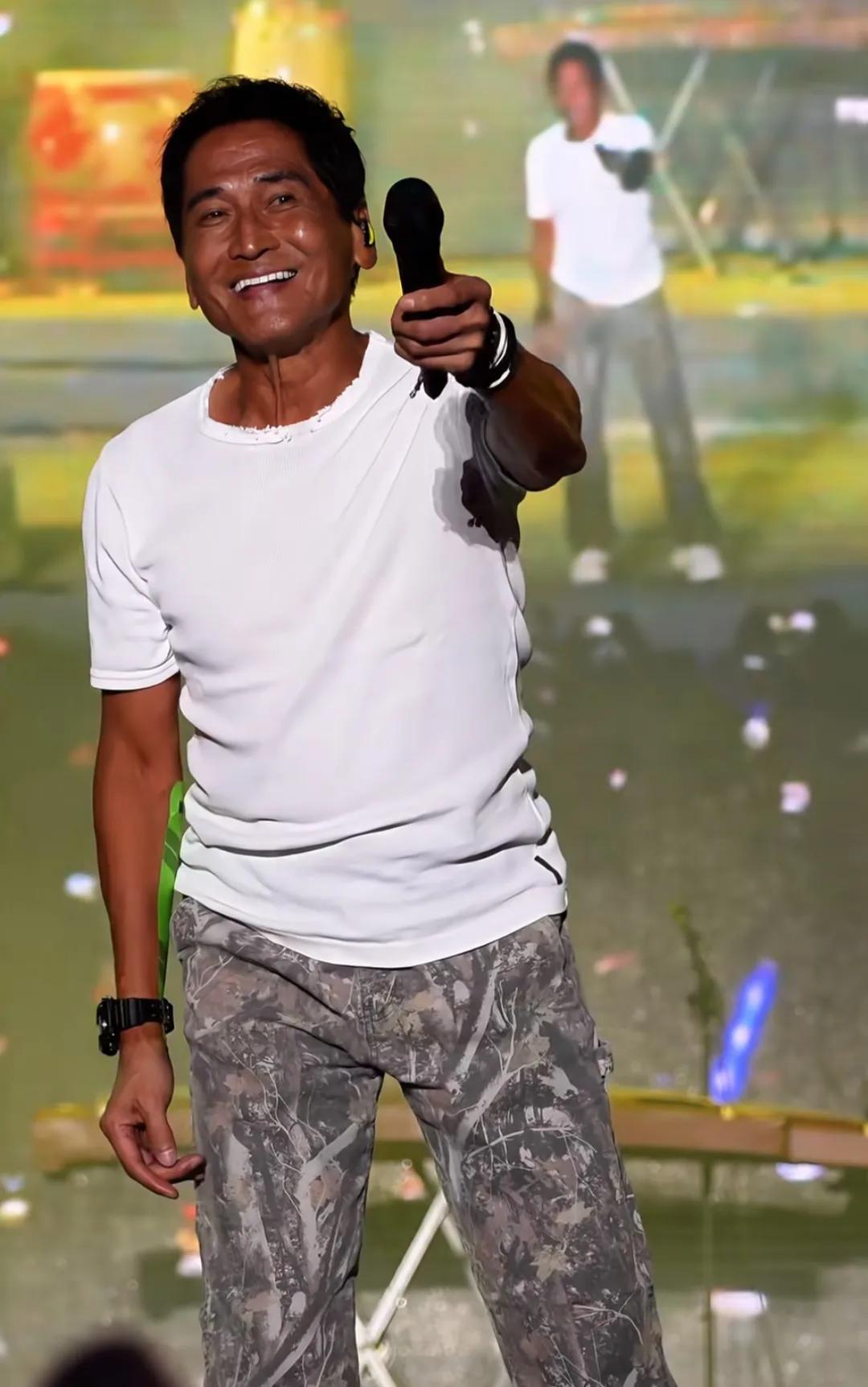 65岁齐秦从美国回来开演唱会，整个人变化好大，不仅身材暴瘦，肤色也黑了好多，看起