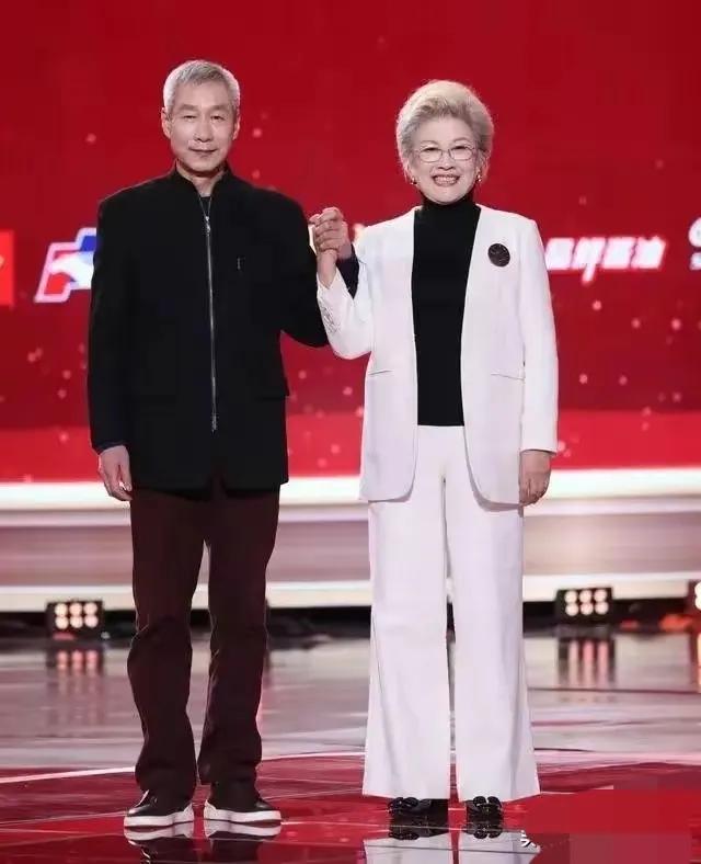两位老艺术家同台，女的叫宋春丽我知道，男的叫什么来着？和陈宝国是同龄人，曾经饰演