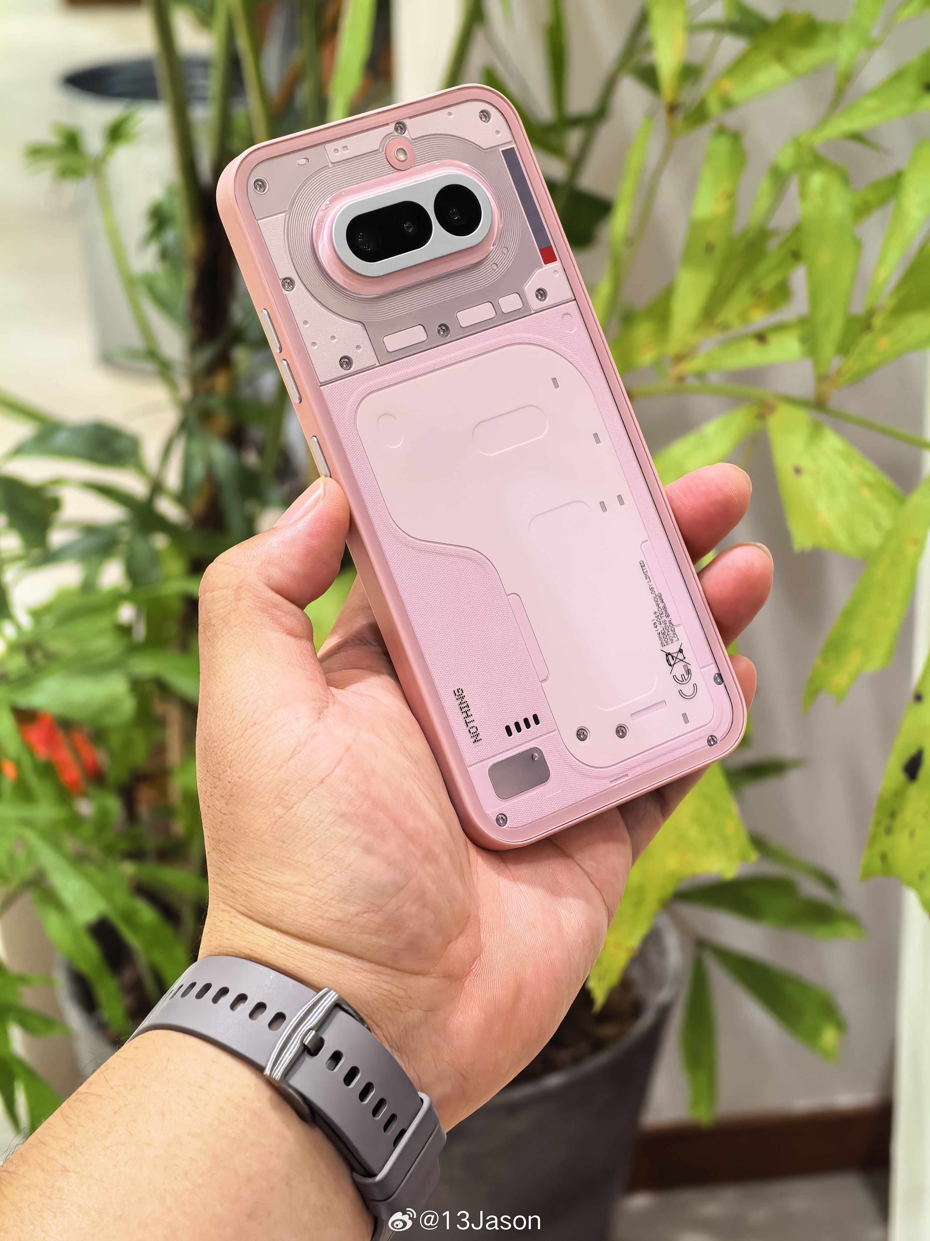 Nothing Phone 的辨识度很高，到哪儿都很吸睛。 