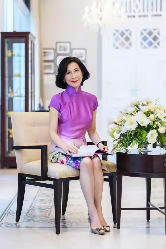 新加坡华人中，财富与名望的代表女性周玉琴。