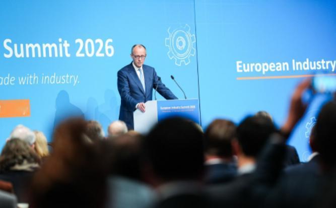 德国总理默茨昨天在欧洲工业峰会上发言说：“中国在短短几个月内建成了世界上最大的太