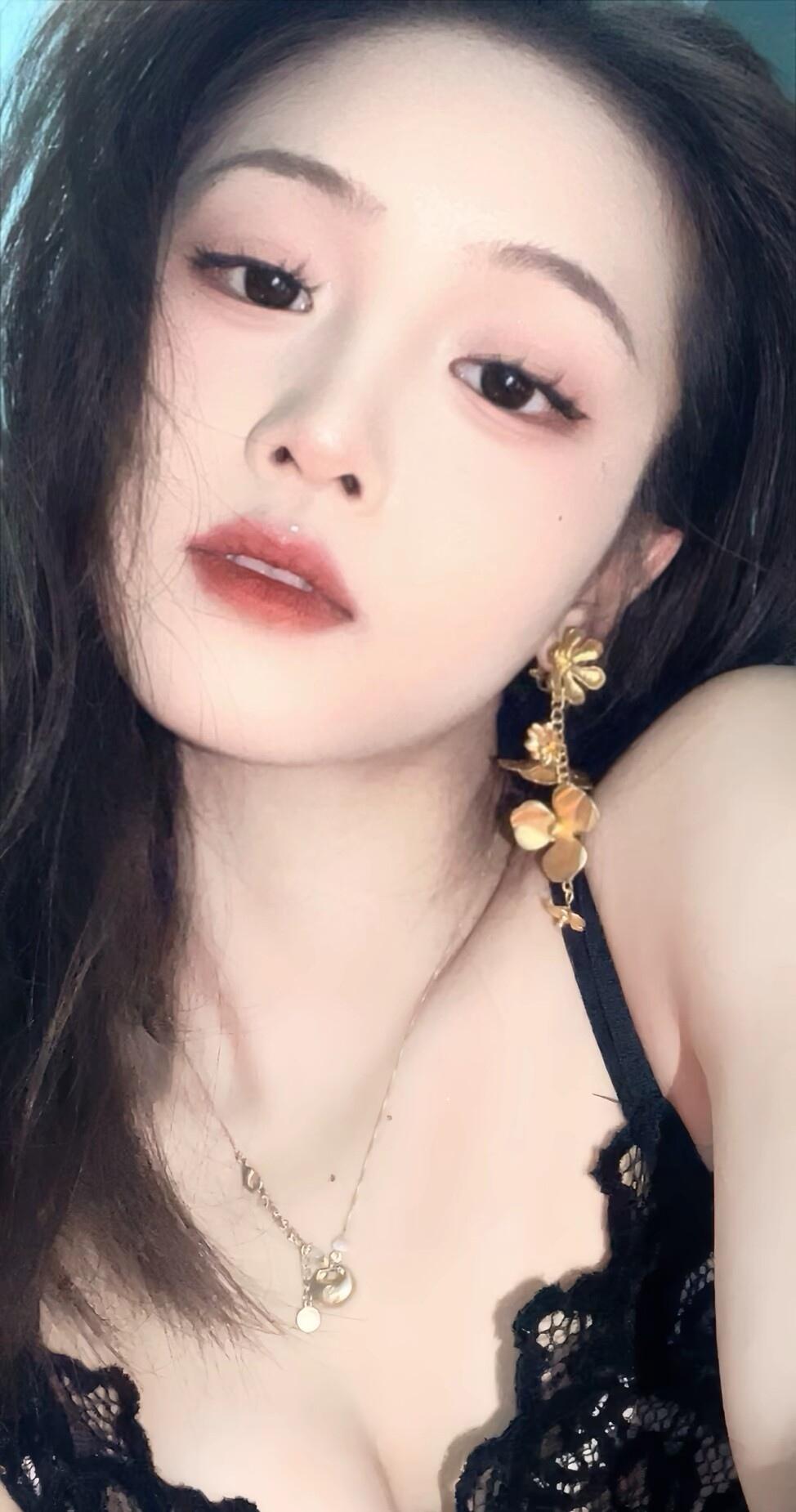 优雅黑纱裙，金饰点缀，尽显迷人魅力！💃👗✨