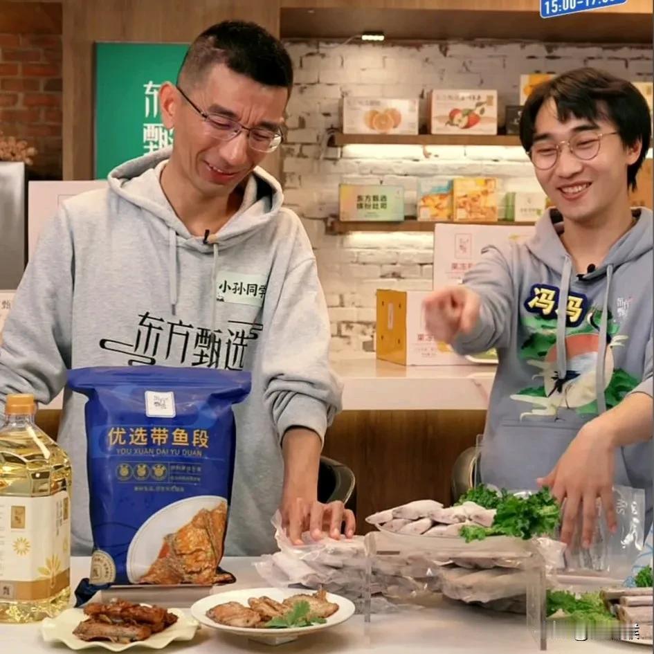 小孙出身一点也不普通啊，
父亲是高级知识分子，
母亲温柔贤惠，
早上与五点多就起