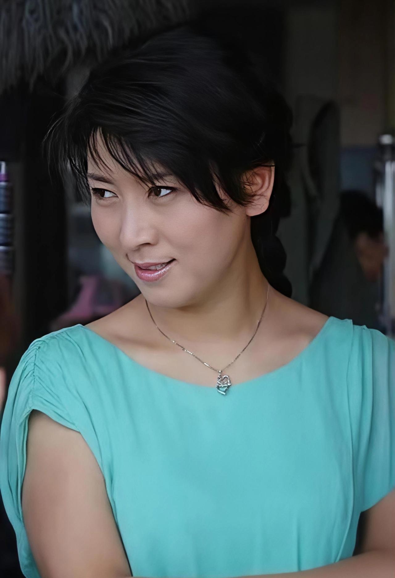 国家一级演员的“哭穷”，正在毁掉她儿子的星途。
直播间里，她抹着眼泪说生活不易。