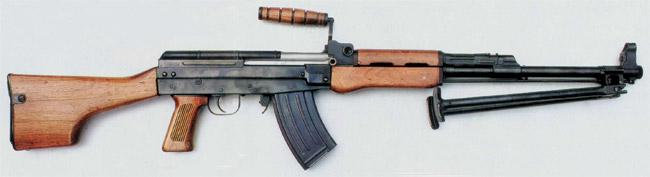 安装20发弹匣的81式班机