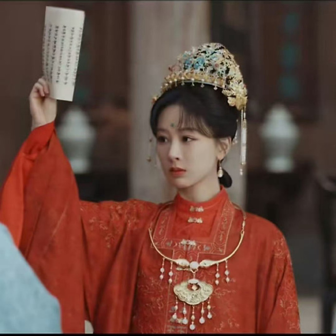 杨紫家业婚服镜头，这婚服也太青春活泼了，杨紫这状态不像已婚啊？哈哈。 