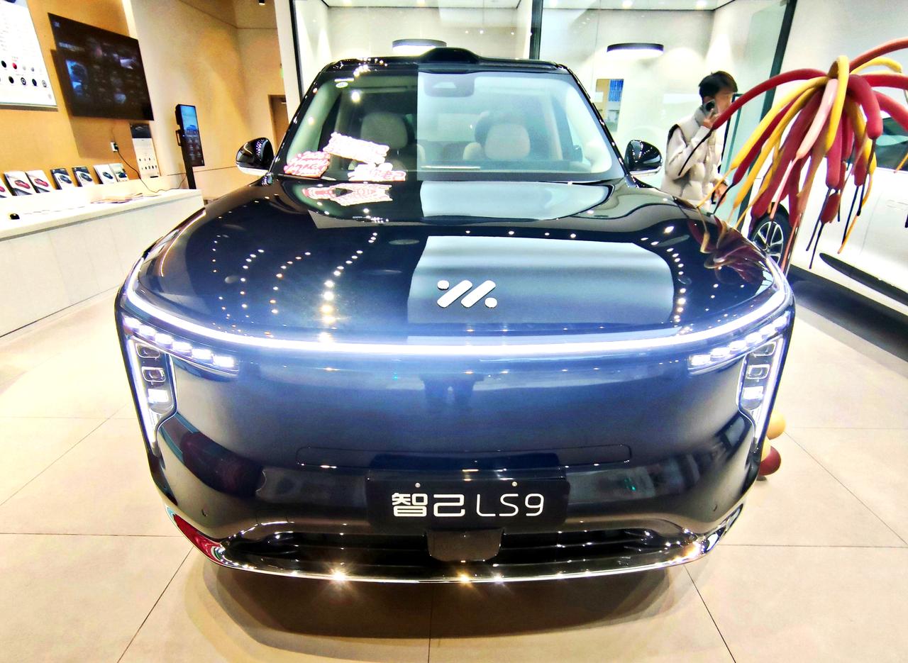 大型旗舰六座《智己LS9》
  上汽集团智己LS9于2025年11月12日正式上