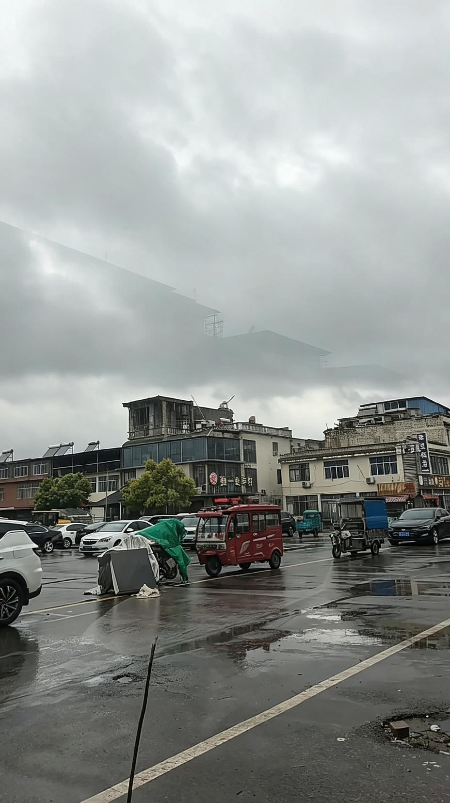 这是奇迹还是光的反射？
受台风影响
暴雨过后
又一片乌云密布
细看过后
像是一排
