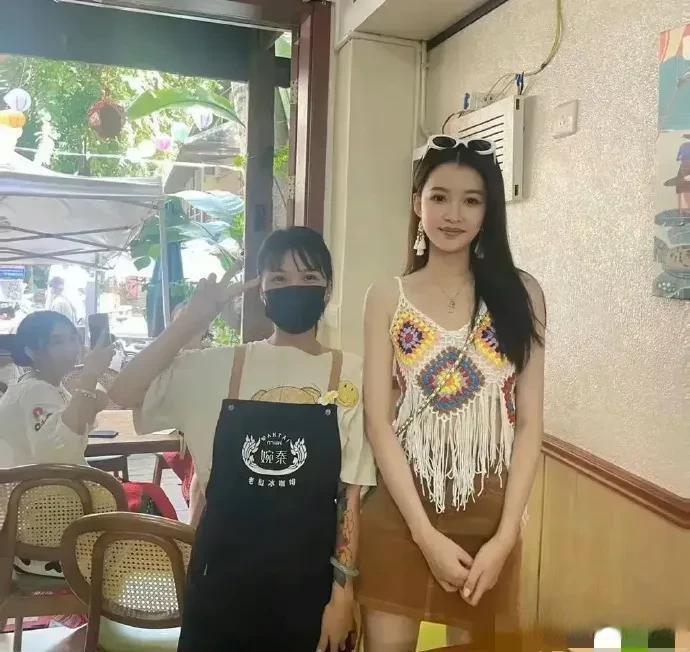 一直以为孙怡是很娇小可爱的甜妹子，原来她这么高啊，这得有一米七六以上了吧！ ​​