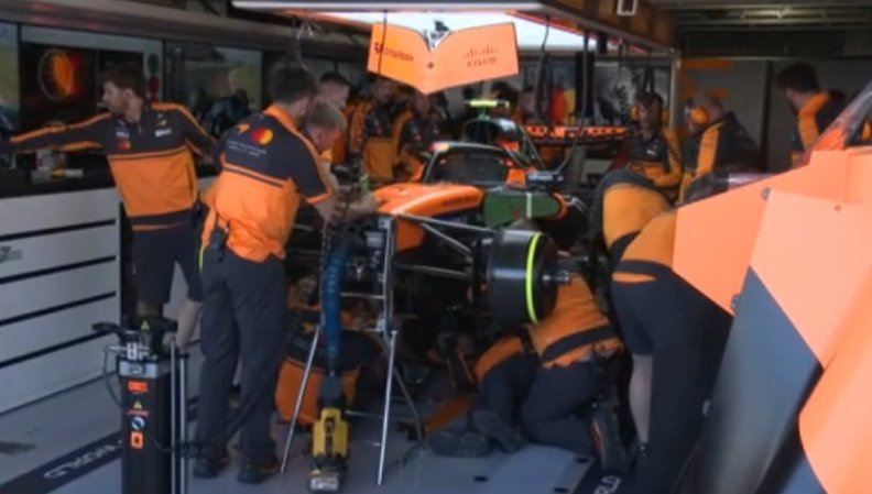 诺里斯的赛车遭遇ERS故障，正在进行抢修F1赛车2026F1日本大奖赛