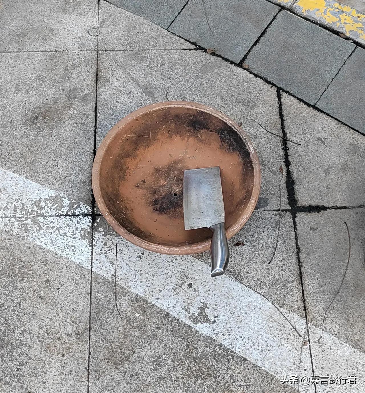 人每睡则必有梦，离奇而多变，完全不相搭的两个人也可以在梦中相勾连。而这梦亦有短长