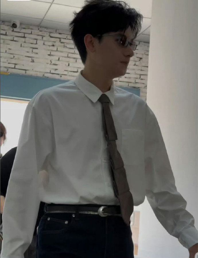 网友偶遇胡先煦拍摄偶遇明星都是路人的。有网友偶遇了拍摄的胡先煦，白色衬衣，帅气！