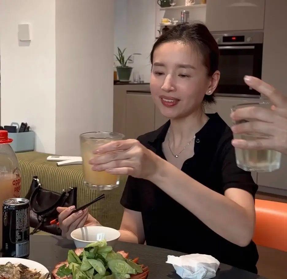 46岁董洁在大连老家参加朋友聚会，她亲自下厨做大连海杂拌，脖子上挂着围裙，头发用