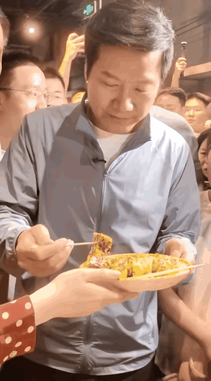 为什么他夹起这块早餐的时候，显得很无奈很犹豫，又不得不吃。真是太为难阿军了。估计