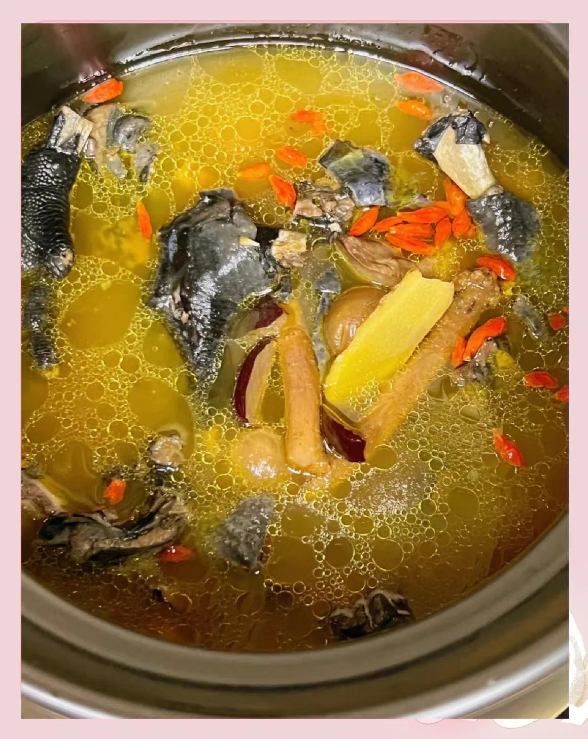 吉安人吃饭，讲究一个“土”字，土得地道，土得有滋味。

早上一碗吉安炒粉，米粉弹