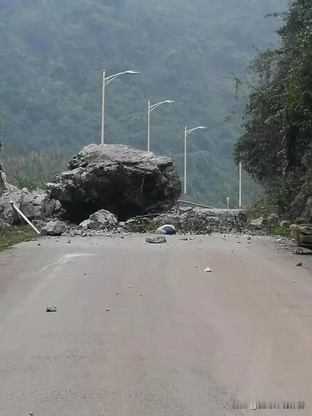 桂地突发震情引全城关注，民众日常出行生活受波及
 
大地安稳的平和光景悄然被打破