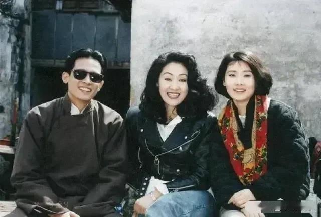 王志文、王姬何和赛飞的珍贵合影，俊男美女真的好让人赏心悦目。当年，他们都是影视圈