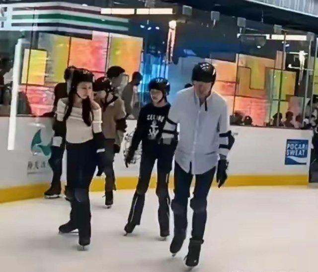 小玥儿这标准的美人胚子啊，长腿小美女像爸爸，脸型像妈妈，可惜亲妈不靠谱，不然和王