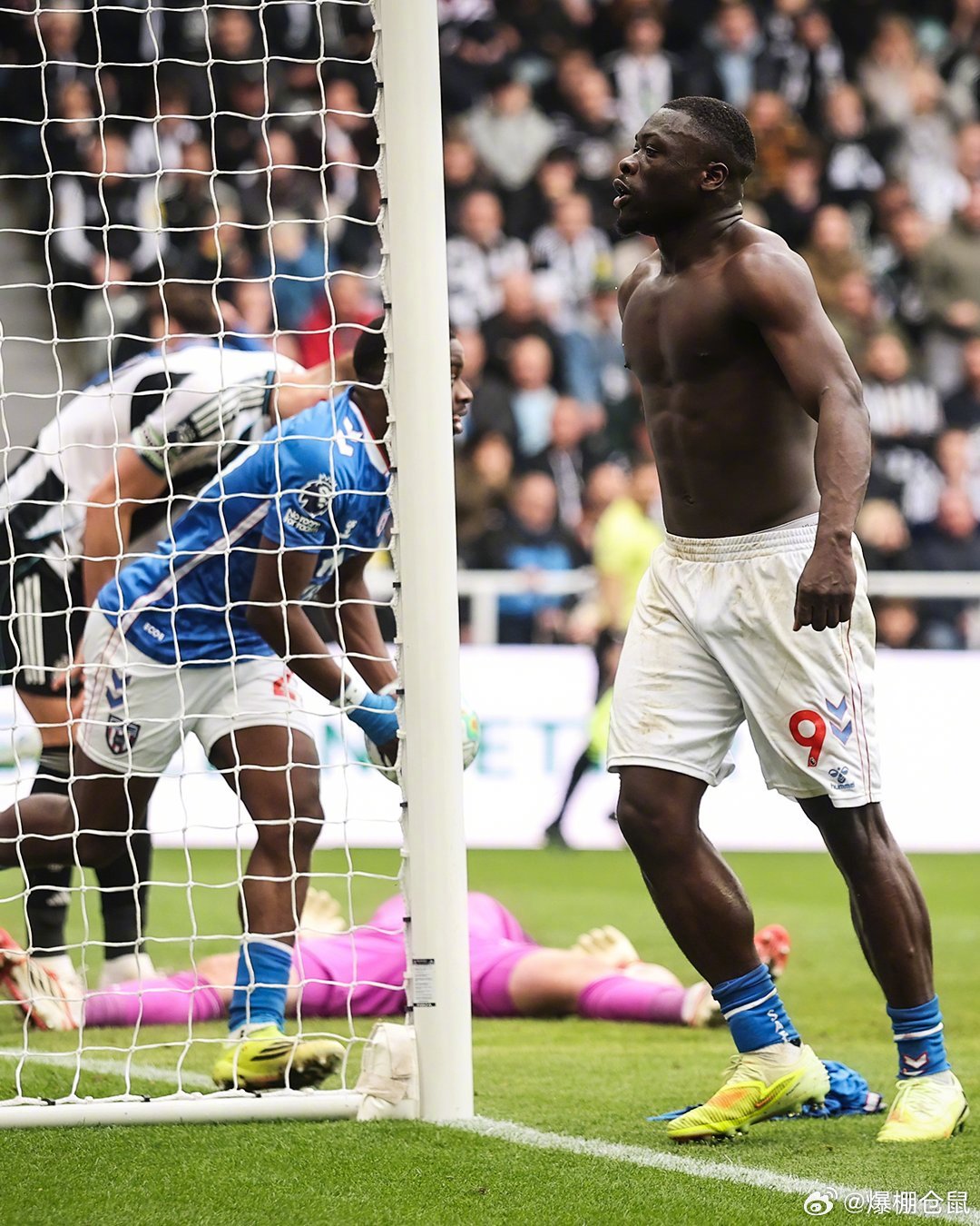 【纽卡斯尔联1比2桑德兰，黑猫在英超近11场东北德比保持不败！】而且赢下这场后，