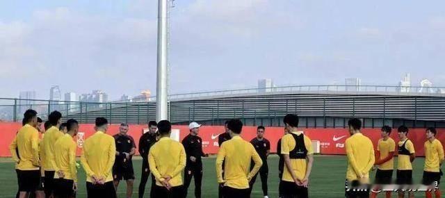 中国生了三个儿子
他们都有一个共同点
都是“啃老”一族
老大中国男足
老二中国男