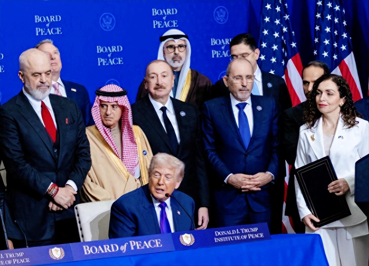 这场美式和平闹剧越看越离谱！打着加沙和平的旗号开大会，结果成了个人秀场，还被全球