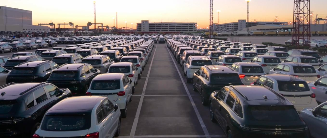 回看这十年，真是挺感慨的。当初新能源刚起步时，多少人说是老头乐、是骗补.....