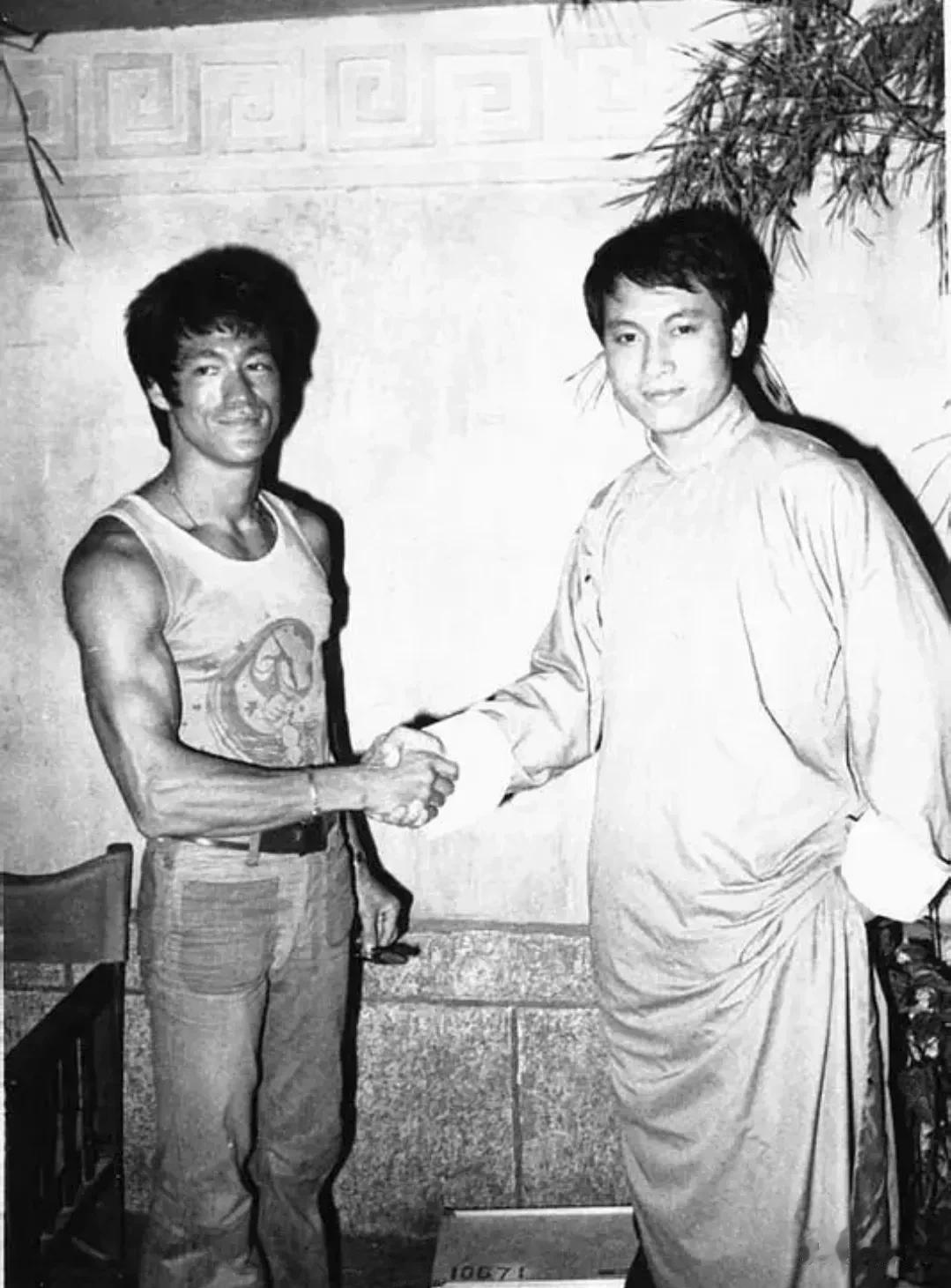 功夫巨星李小龙，在任何人面前都没有紧张过。

可是，只要你仔细看这张照片，在李小