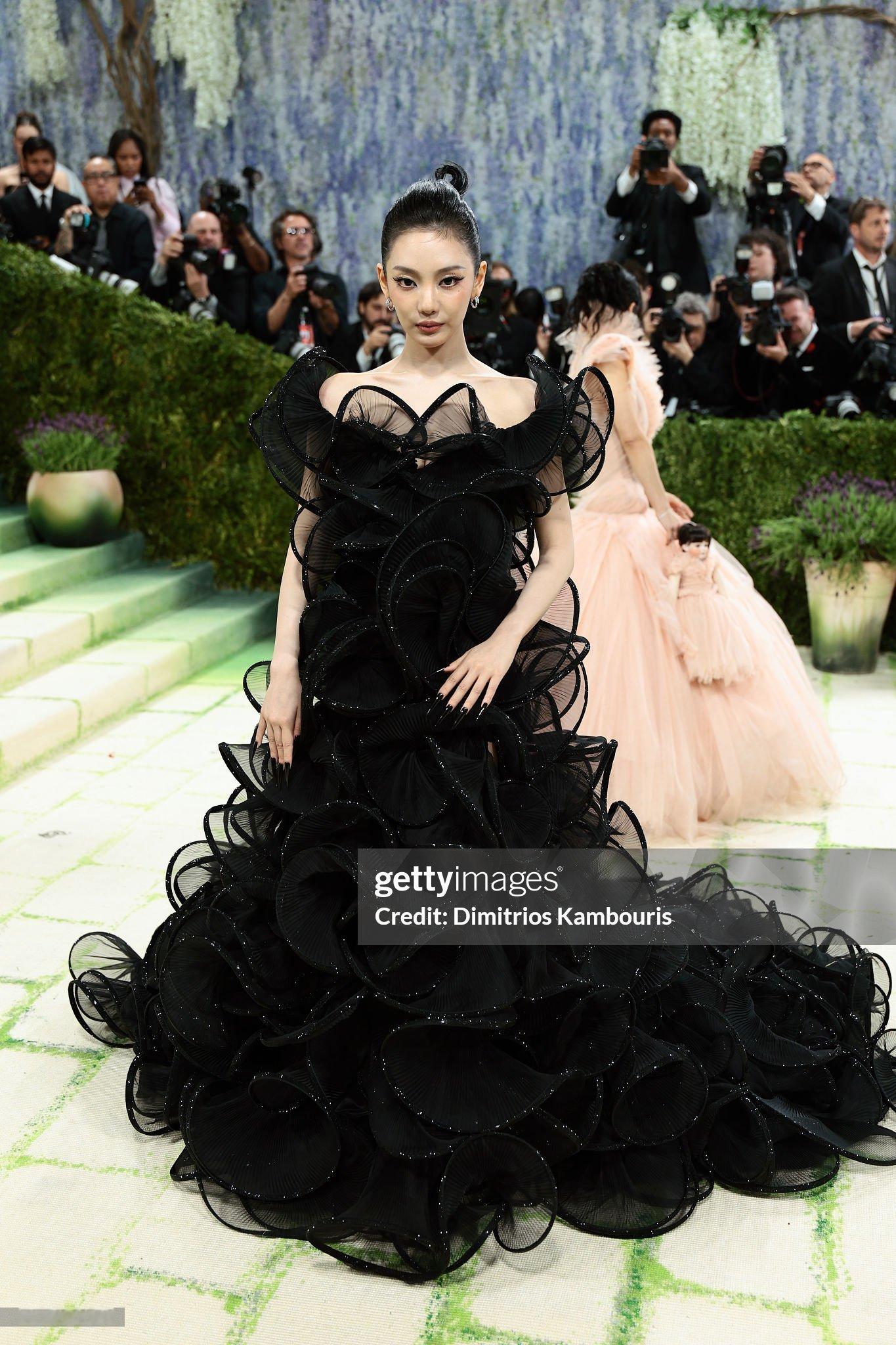 宁艺卓身穿 GUCCI 特别定制首登 Met Gala 红毯 ！MetGala 
