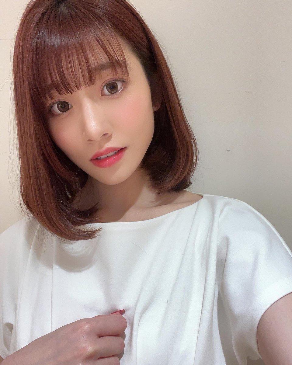 温柔甜美的少女，白皙肌肤，红润双唇，浅棕色短发，白色上衣，清新自然您心中最美的那