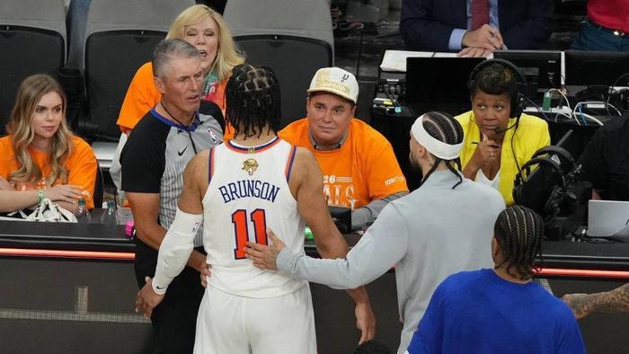 NBA总决赛G1乱象丛生：布伦森遭辱骂怒找裁判，球迷冲场自拍被终身封杀！
 
N