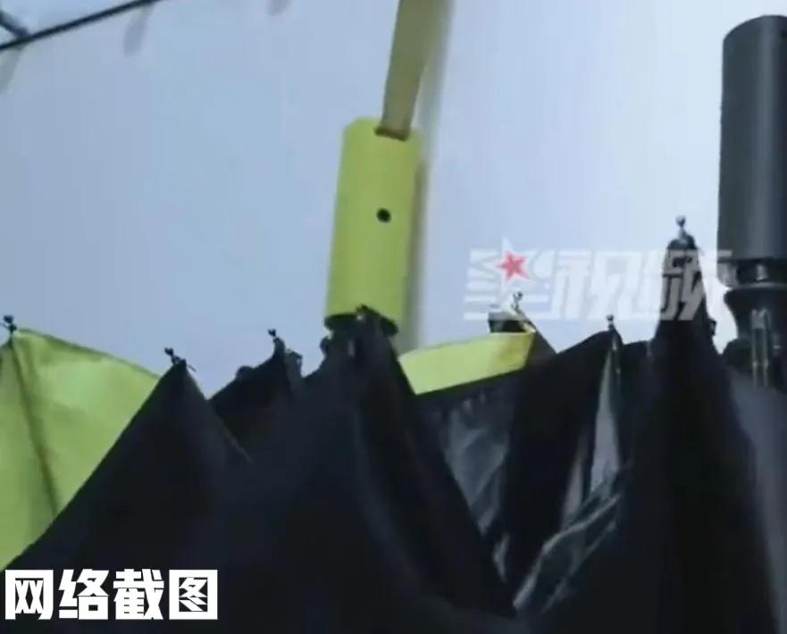 浙江绍兴有女子炫耀。

自家老公是个电焊工，家里缺什么焊什么，从鞋架子到衣架子全