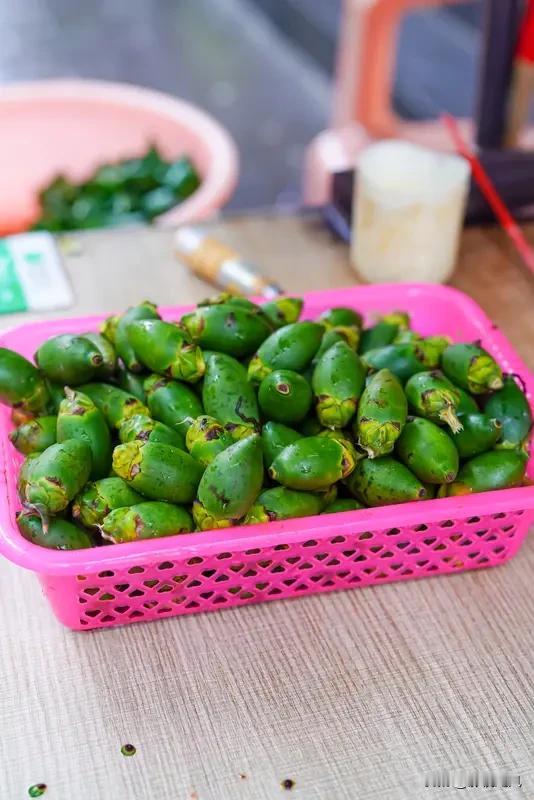 槟榔，这一口“褐色诱惑”，实则是对口腔的“慢性自杀”。

它的纤维粗糙，会像砂纸