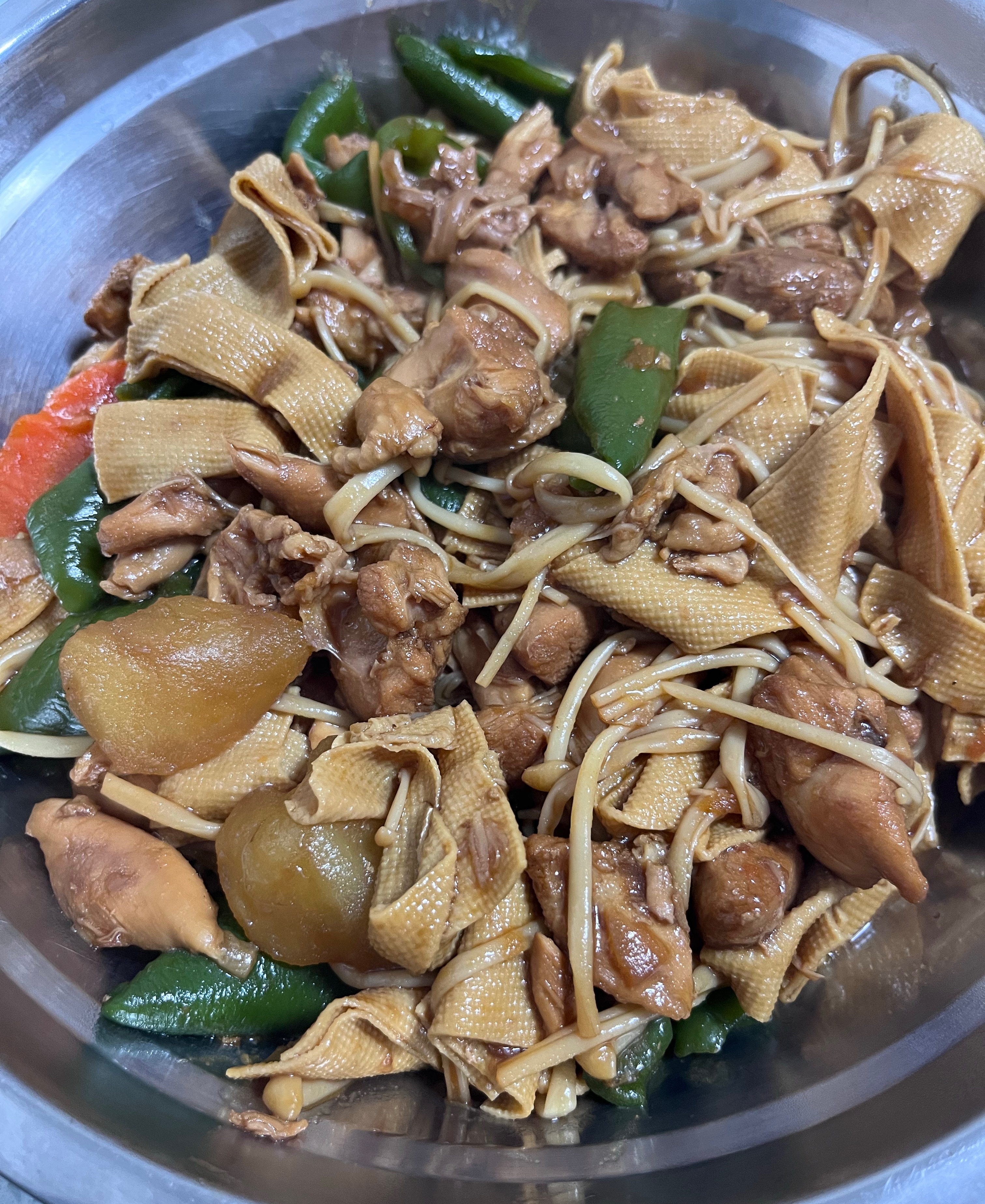 今天的晚饭就一个菜黄焖鸡主打的就是想吃什么菜就往里加～ 